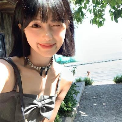 沙滩上的夏娃